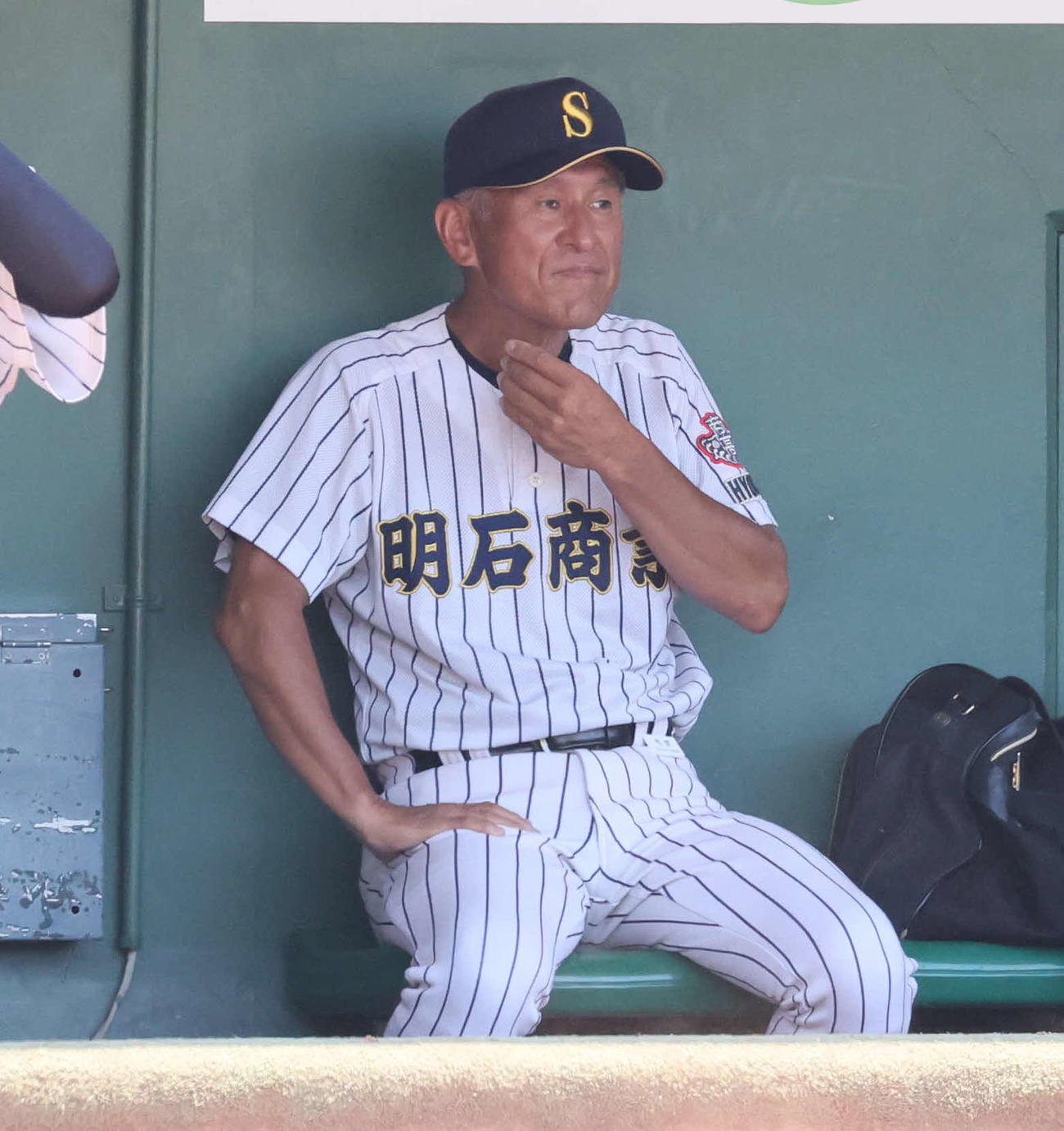 明石商対報徳学園　ベンチで指示を出す明石商・狭間監督（左）（撮影・宮崎幸一）