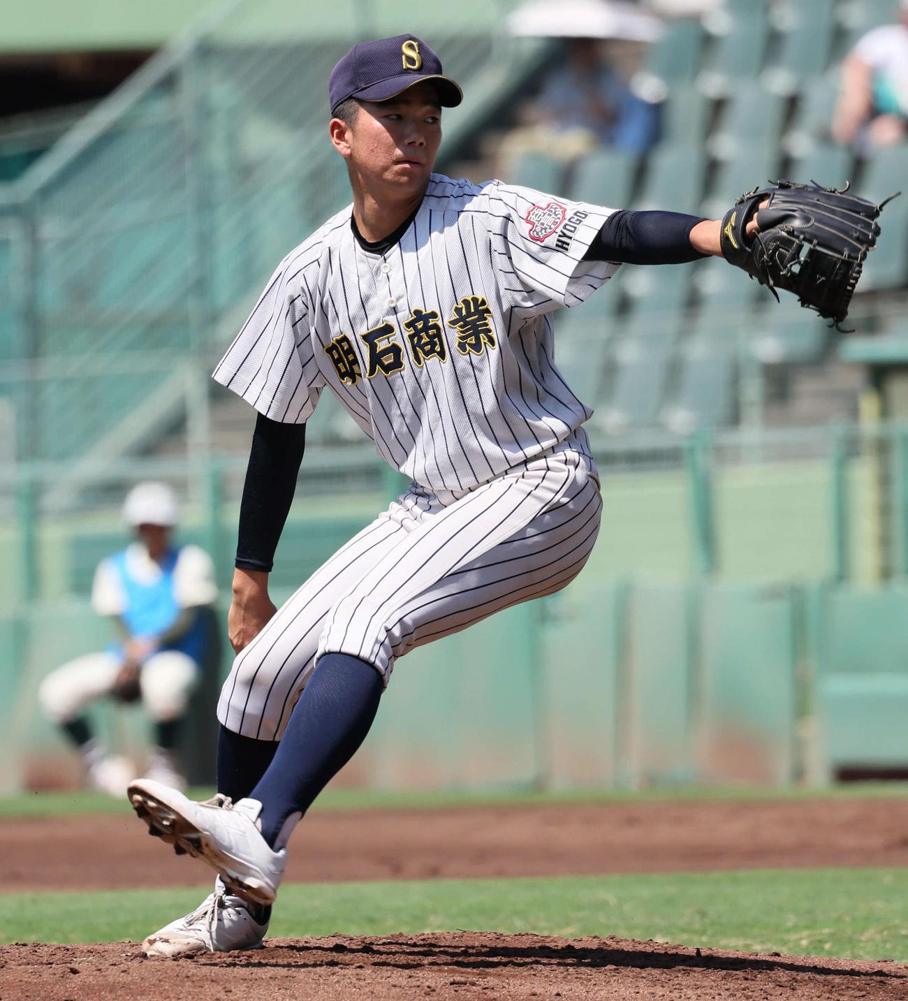 明石商対報徳学園　2回から登板した明石商・横山（撮影・宮崎幸一）