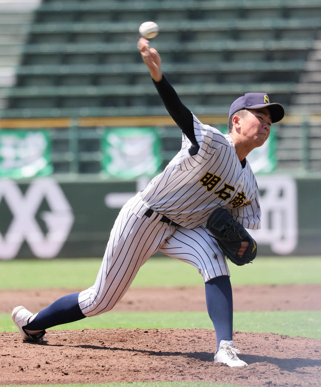 明石商対報徳学園　2回から登板した明石商・横山（撮影・宮崎幸一）