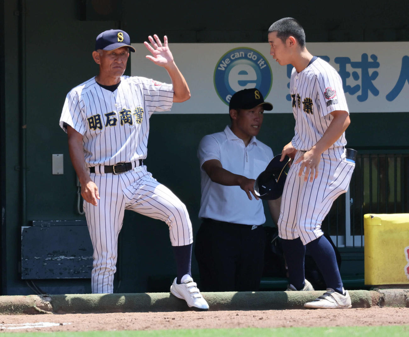 明石商対報徳学園　ベンチで指示を出す明石商・狭間監督（左）（撮影・宮崎幸一）