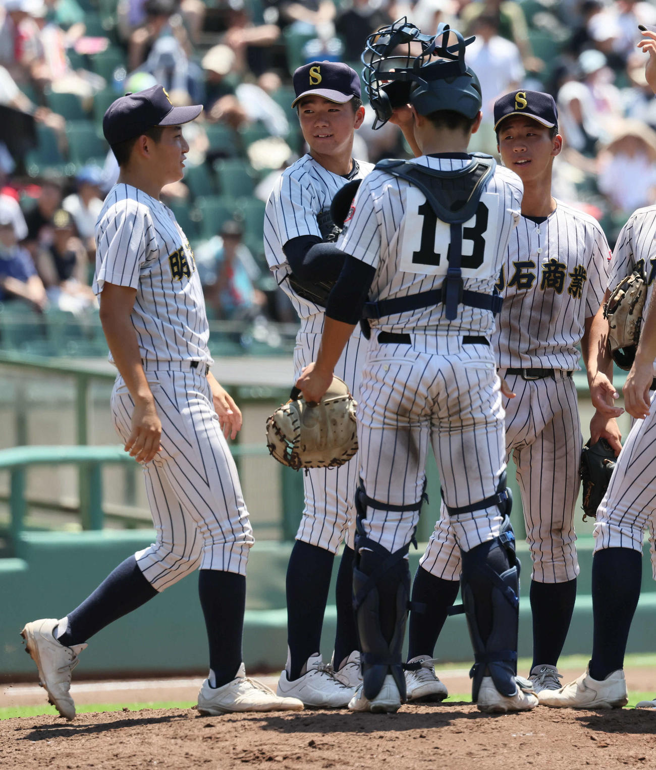 明石商対報徳学園　8回、明石商・横山（左から2人目）は激励を受ける（撮影・宮崎幸一）