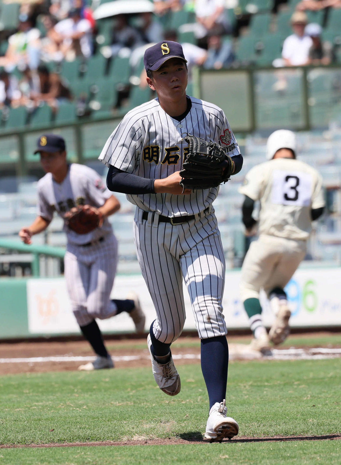 明石商対報徳学園　2回から登板した明石商・横山（撮影・宮崎幸一）