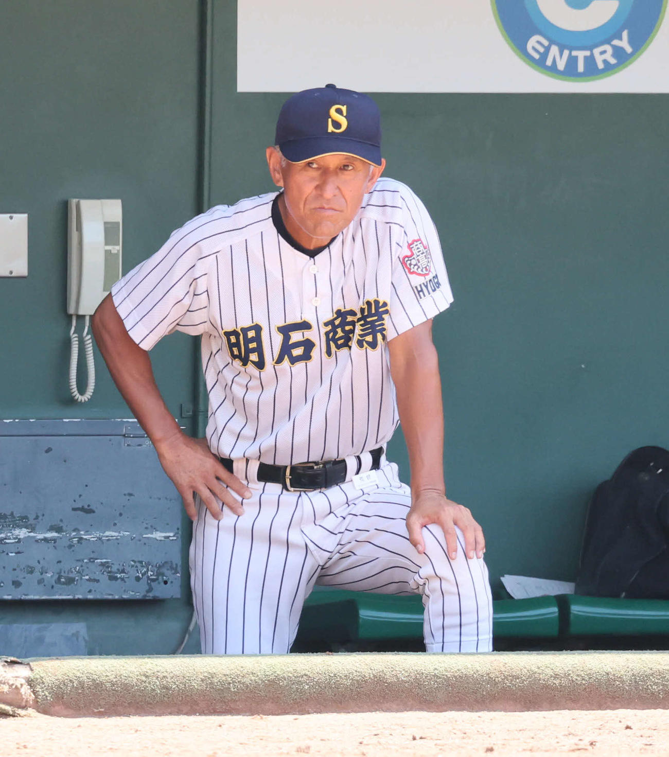 明石商対報徳学園　ベンチで指示を出す明石商・狭間監督（撮影・宮崎幸一）