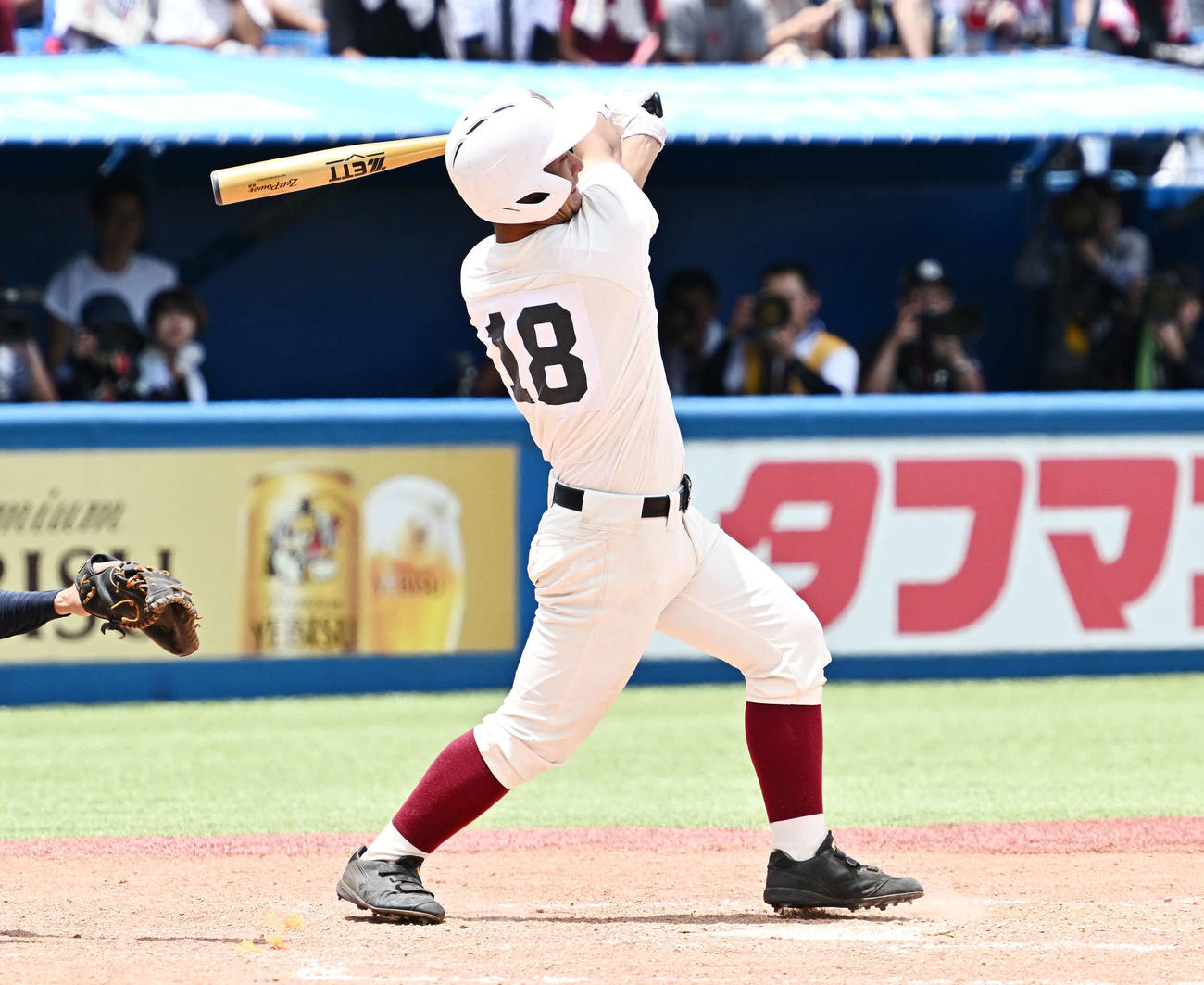 日大三対早実　5回裏早実1死満塁、代打金城は左犠飛を放つ（撮影・滝沢徹郎）