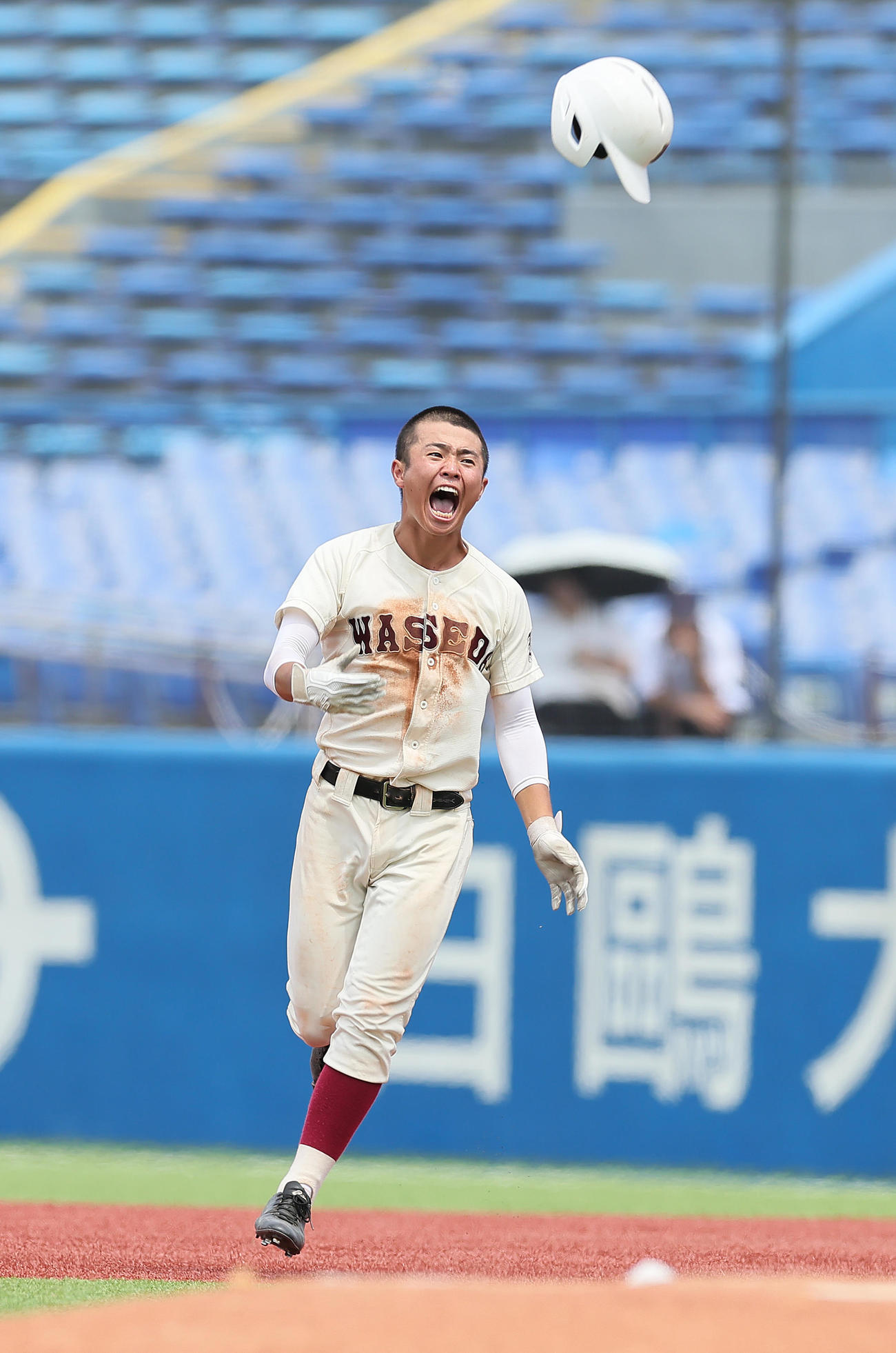 日大三対早実　9回裏早実無死満塁、内園は優勝を決めるサヨナラ打を放ちヘルメットを放り投げる（撮影・足立雅史）