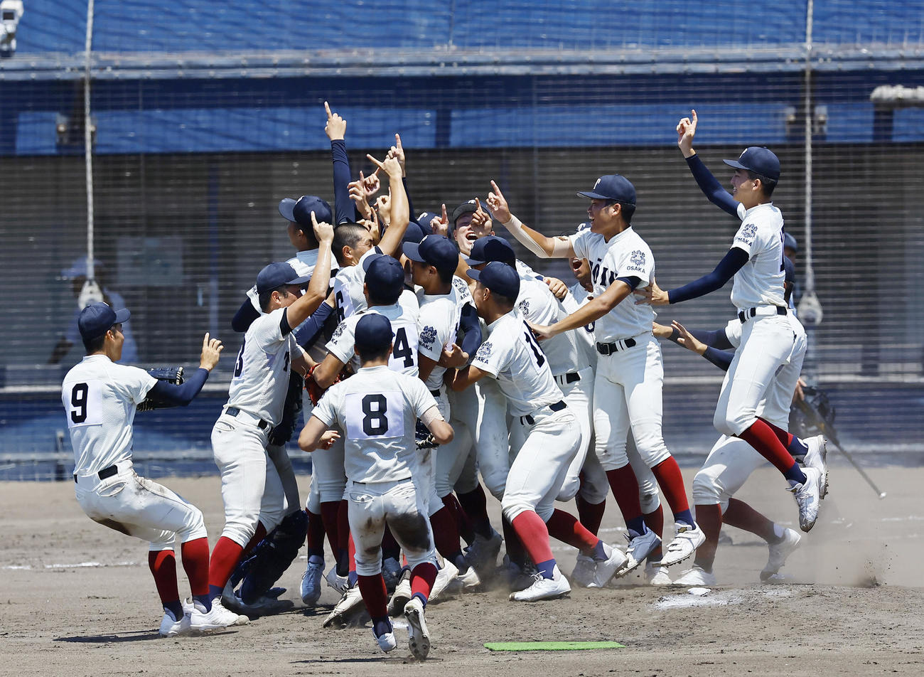 大阪桐蔭対東海大大阪仰星　2年ぶりに甲子園出場を決め喜ぶ大阪桐蔭ナイン（撮影・藤尾明華）