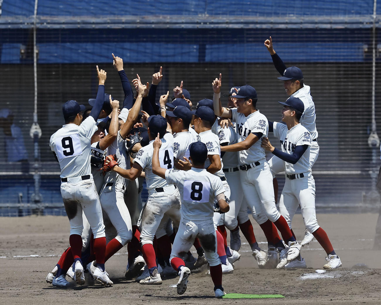 大阪桐蔭対東海大大阪仰星　優勝し、マウンドに駆け寄る大阪桐蔭ナイン（撮影・藤尾明華）