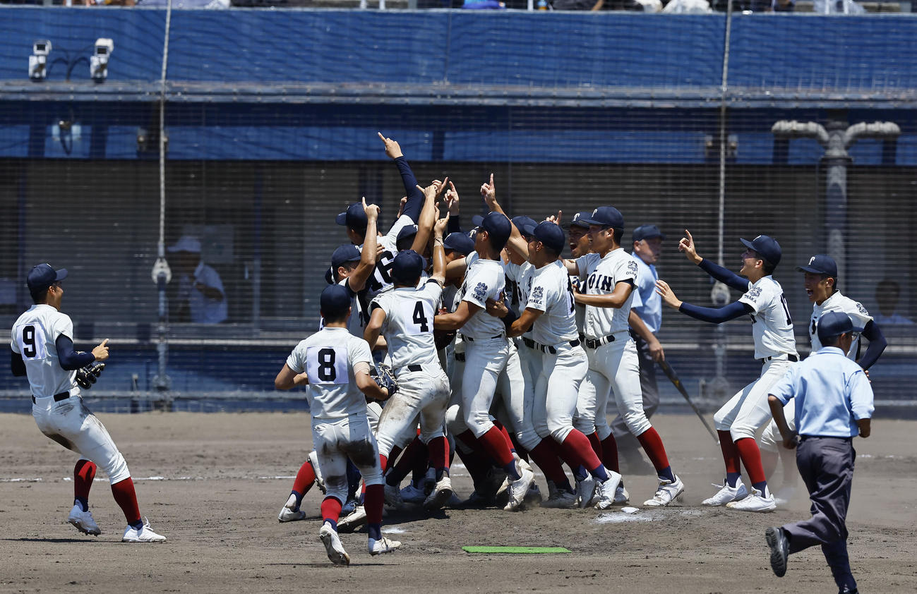 大阪桐蔭対東海大大阪仰星　優勝し、マウンドに駆け寄る大阪桐蔭ナイン（撮影・藤尾明華）