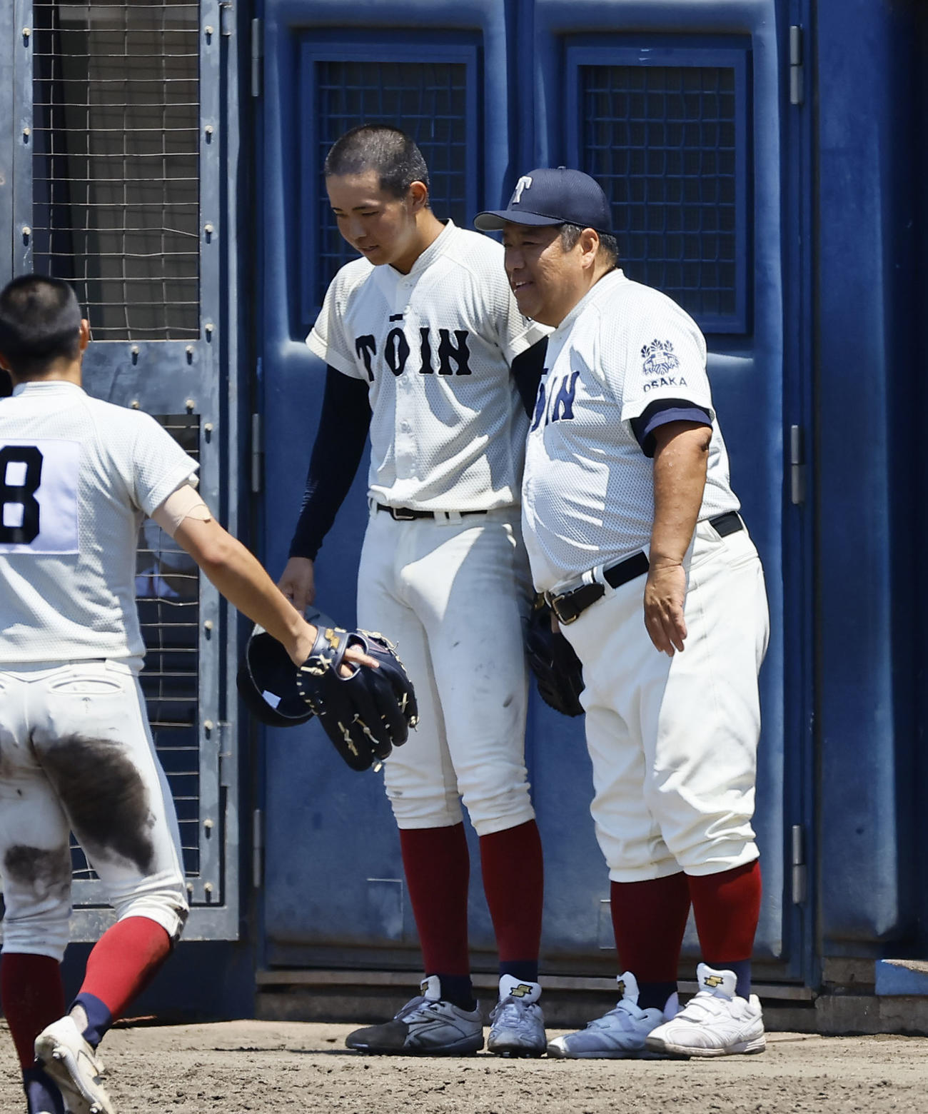 大阪桐蔭対東海大大阪仰星　8回を終え森（左）に声をかける大阪桐蔭・西谷監督（撮影・藤尾明華）