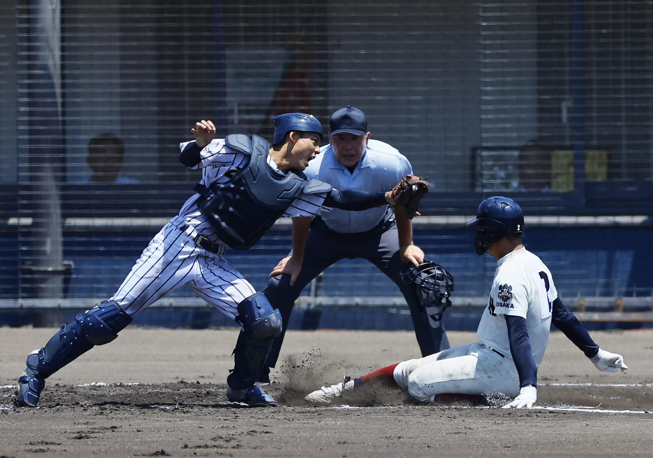 大阪桐蔭対東海大大阪仰星　7回表大阪桐蔭2死一、二塁、宮本の右前適時打で生還する増田。捕手十河（撮影・藤尾明華）