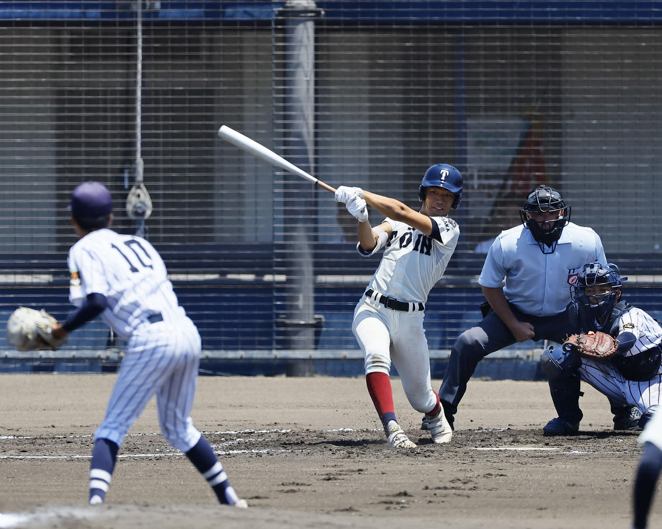 大阪桐蔭対東海大大阪仰星　7回表大阪桐蔭2死一、二塁、宮本は右前に適時打を放つ。投手壹崎（撮影・藤尾明華）