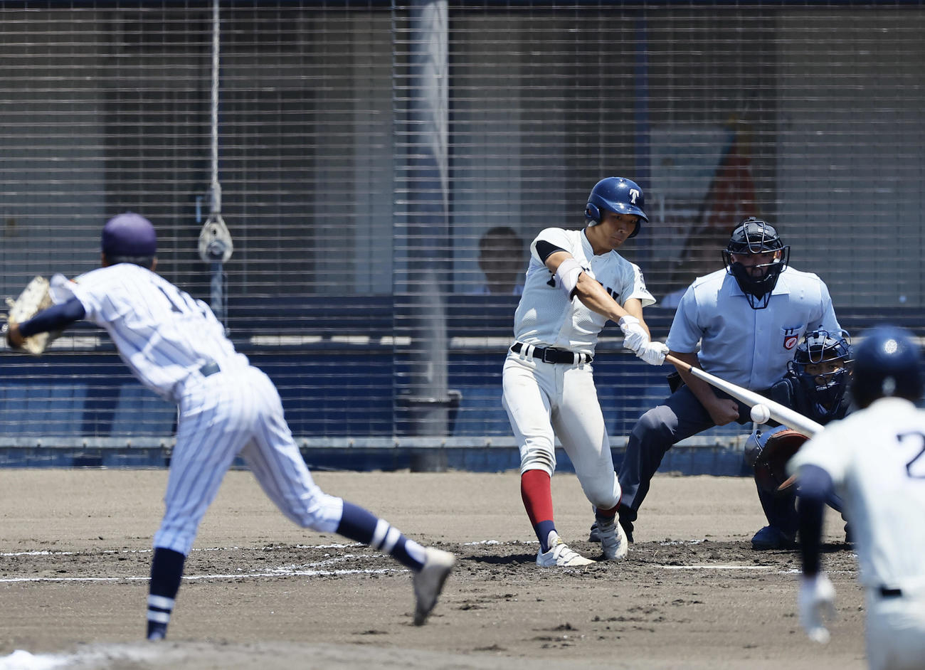 大阪桐蔭対東海大大阪仰星　7回表大阪桐蔭2死一、二塁、宮本は右前に適時打を放つ。投手壹崎（撮影・藤尾明華）