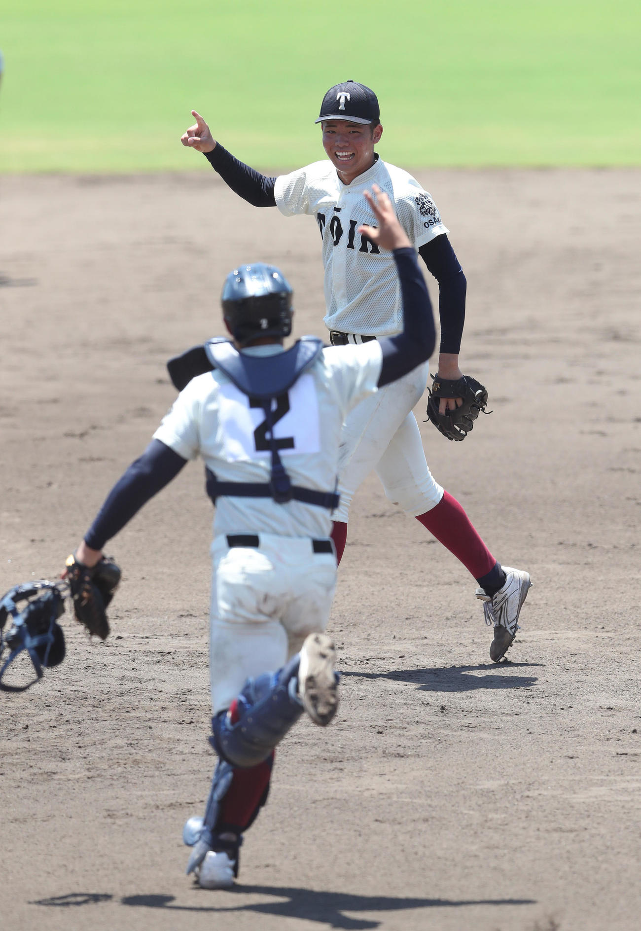 大阪桐蔭対東海大大阪仰星　2年ぶりに甲子園出場を決め喜ぶ大阪桐蔭・森（奥）と捕手増田（撮影・白石智彦）