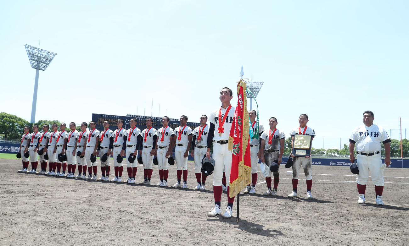 大阪桐蔭対東海大大阪仰星　優勝を決めて応援席に向かってあいさつする宮本真司郎主将（手前）と大阪桐蔭ナイン（撮影・白石智彦）大阪桐蔭対東海大大阪仰星　優勝を決めて応援席に向かってあいさつする宮本真司郎主将（右から5人目）と大阪桐蔭ナイン（撮影・白石智彦）