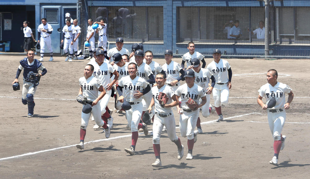 大阪桐蔭対東海大大阪仰星　優勝を決めて応援席に駆けだす大阪桐蔭ナイン（撮影・白石智彦）