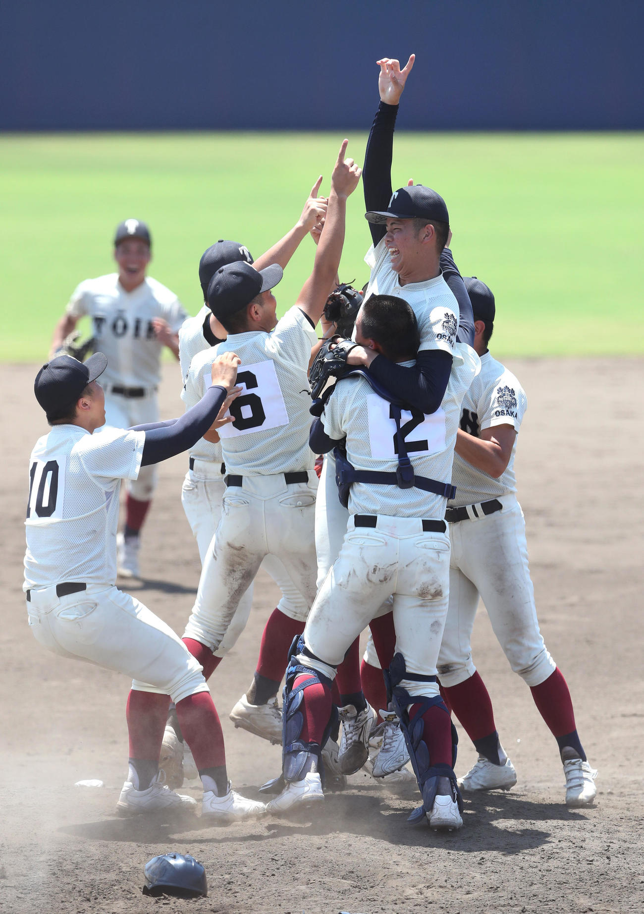 大阪桐蔭対東海大大阪仰星　2年ぶりに甲子園出場を決めて喜びを爆発させる大阪桐蔭ナイン（撮影・白石智彦）