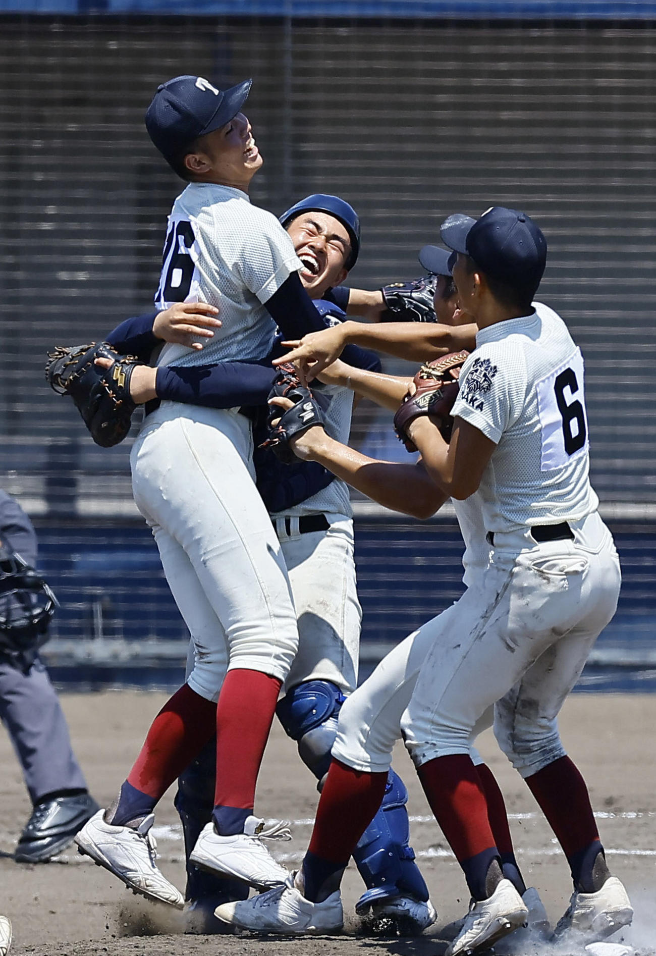 大阪桐蔭対東海大大阪仰星　2年ぶりの甲子園出場を決めた大阪桐蔭・森（左）捕手増田は抱き合って喜ぶ（撮影・藤尾明華）