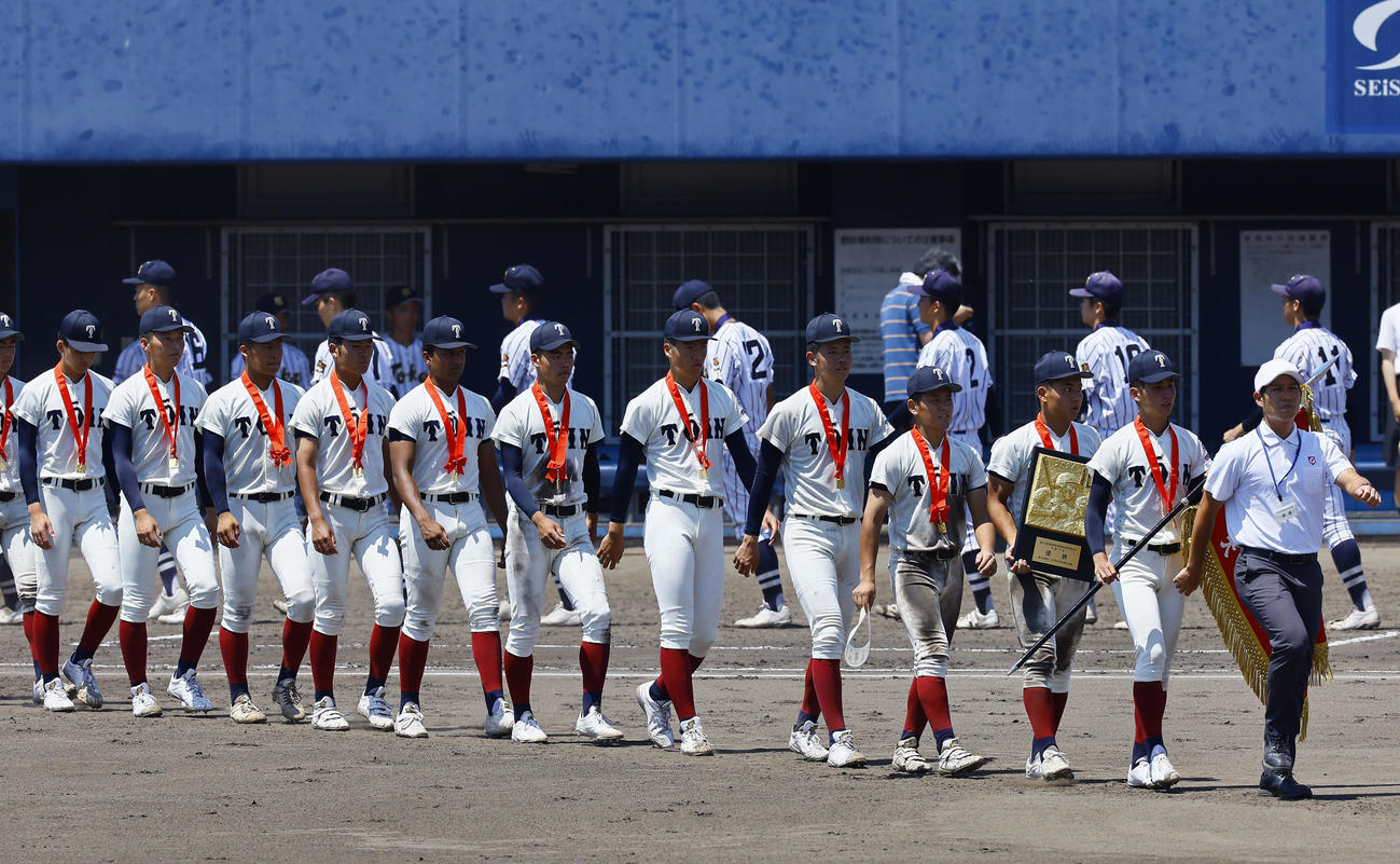 大阪桐蔭対東海大大阪仰星　優勝を飾り、場内1周する大阪桐蔭ナイン（撮影・藤尾明華）