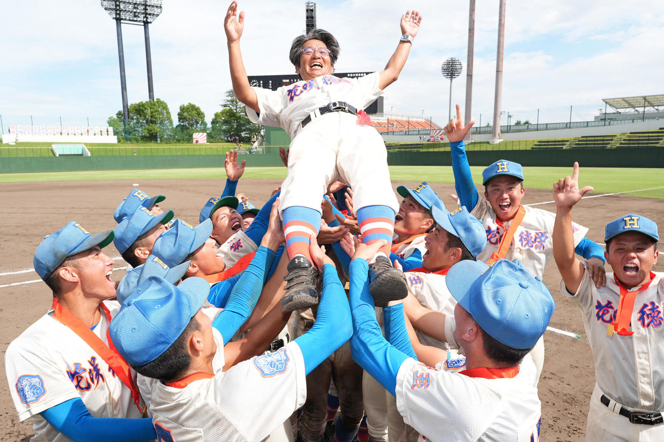 優勝し、胴上げされる花咲徳栄・岩井隆監督（撮影・菅敏）