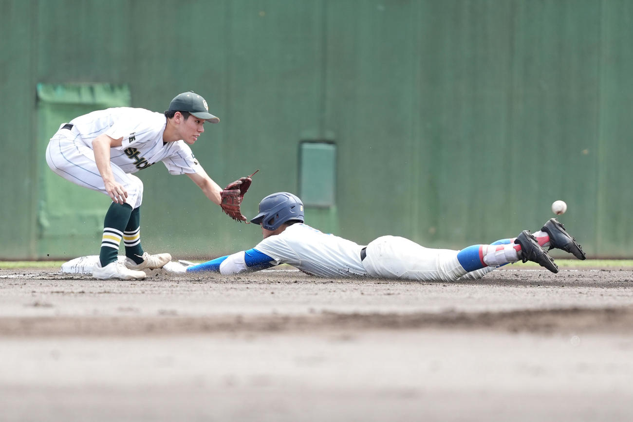花咲徳栄対昌平　1回表花咲徳栄1死二、三塁、先制の右2点適時三塁打を放ち、三塁に滑り込む石塚（右）（撮影・菅敏）