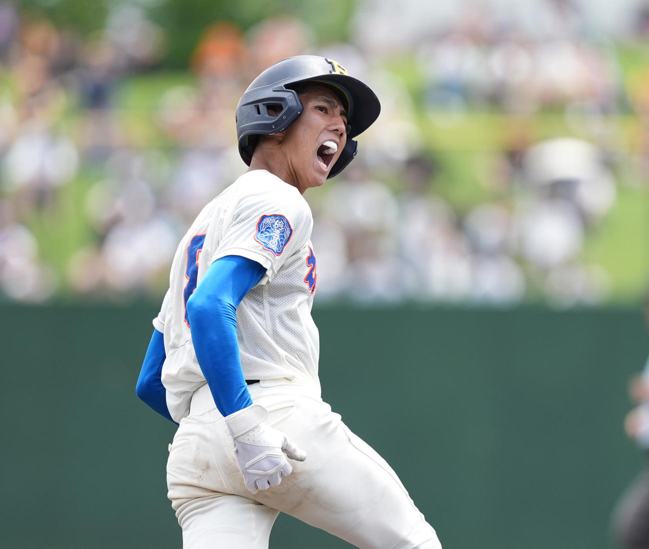 花咲徳栄対昌平　1回表花咲徳栄1死二塁、右越えにソロ本塁打を放ち、雄たけびを上げる生田目（撮影・菅敏）