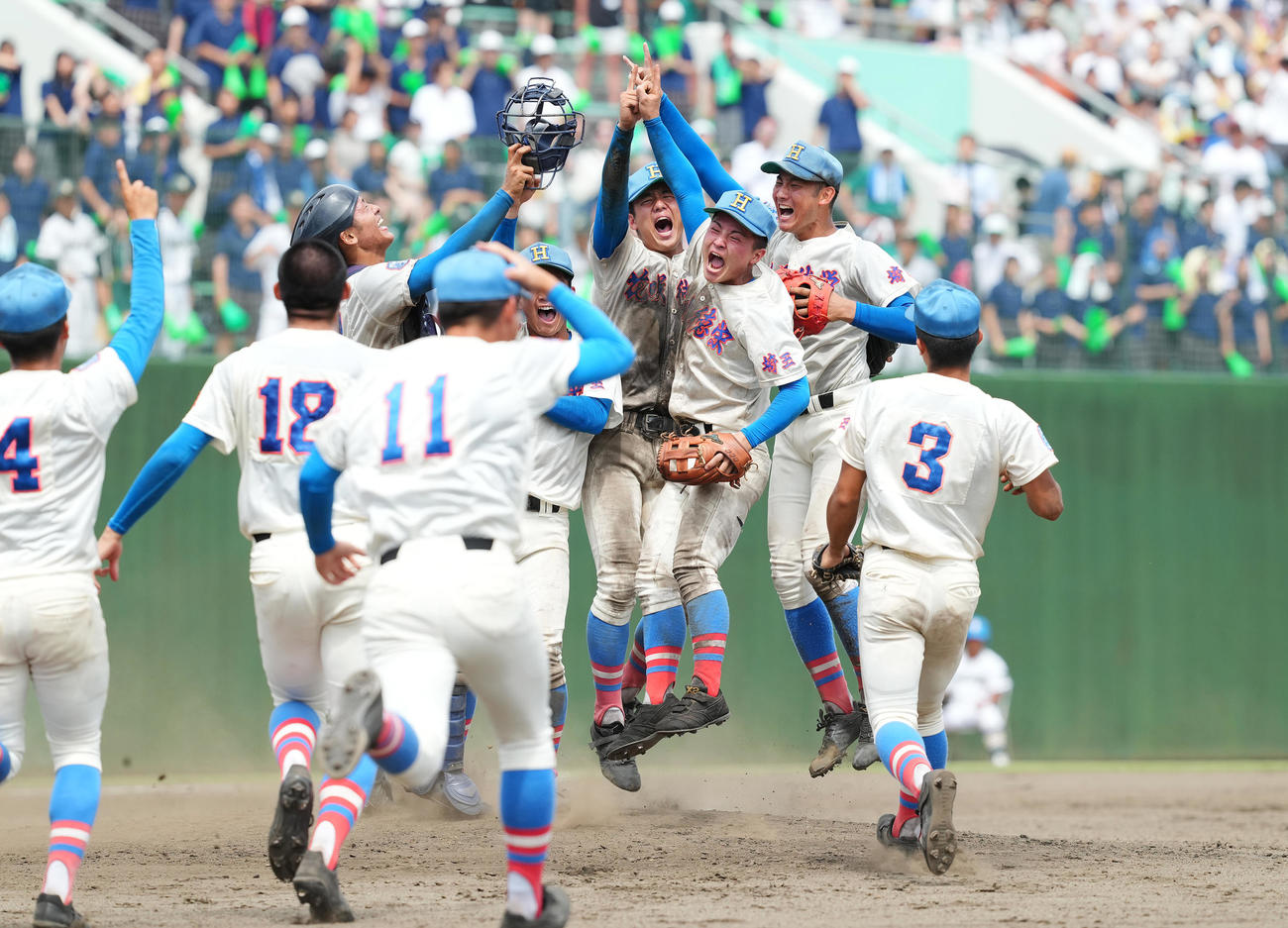 埼玉大会決勝で昌平を破り優勝し、喜びを爆発させる花咲徳栄の選手たち（撮影・菅敏）