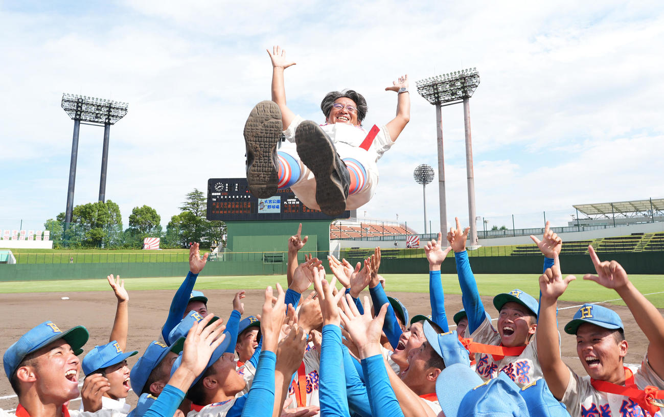 優勝し、胴上げされる花咲徳栄・岩井隆監督（撮影・菅敏）