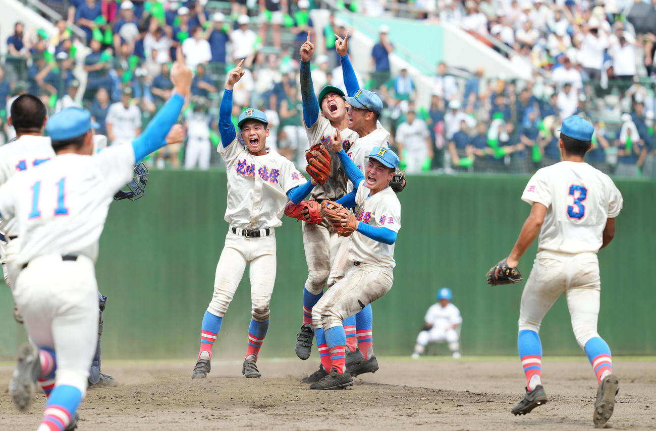 埼玉大会決勝で昌平を破り優勝し、喜びを爆発させる花咲徳栄の選手たち（撮影・菅敏）