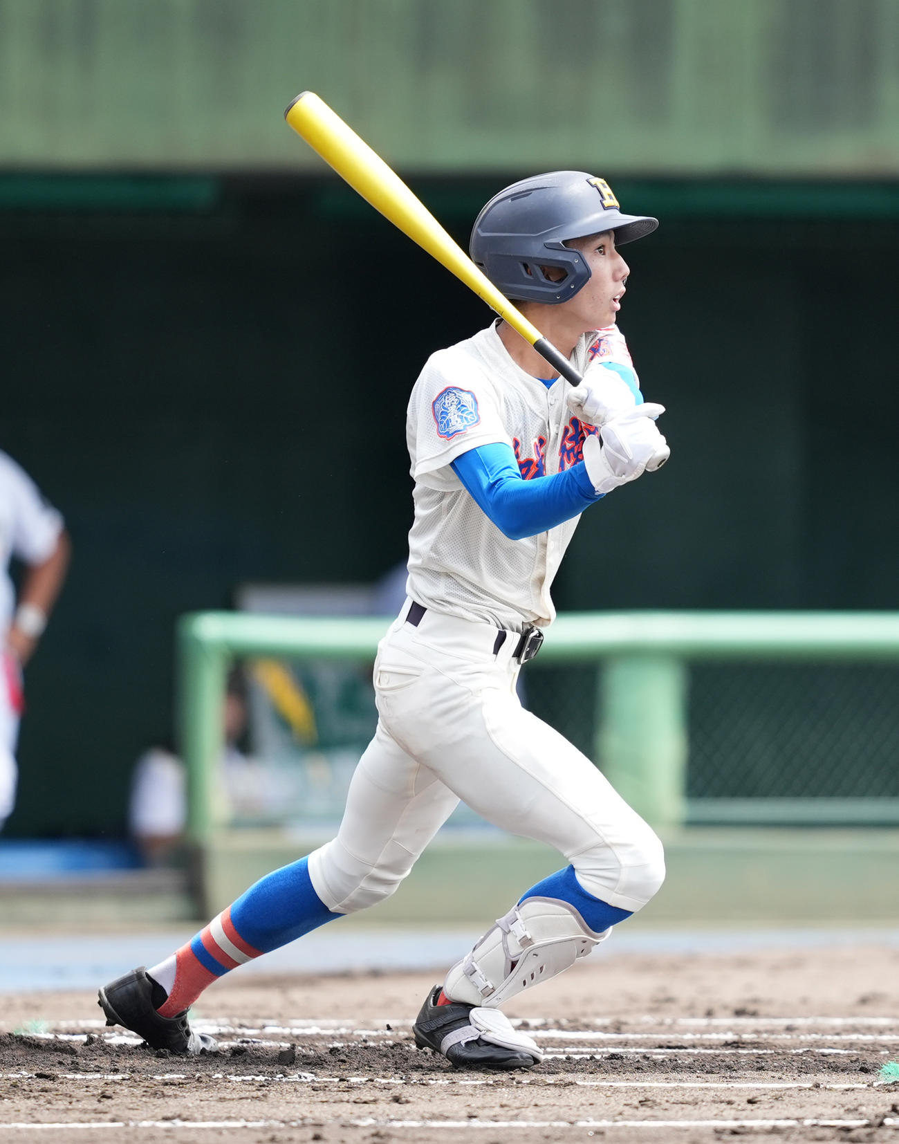 花咲徳栄対昌平　1回表花咲徳栄1死二塁、右越えに二塁打を放つ生田目（撮影・菅敏）