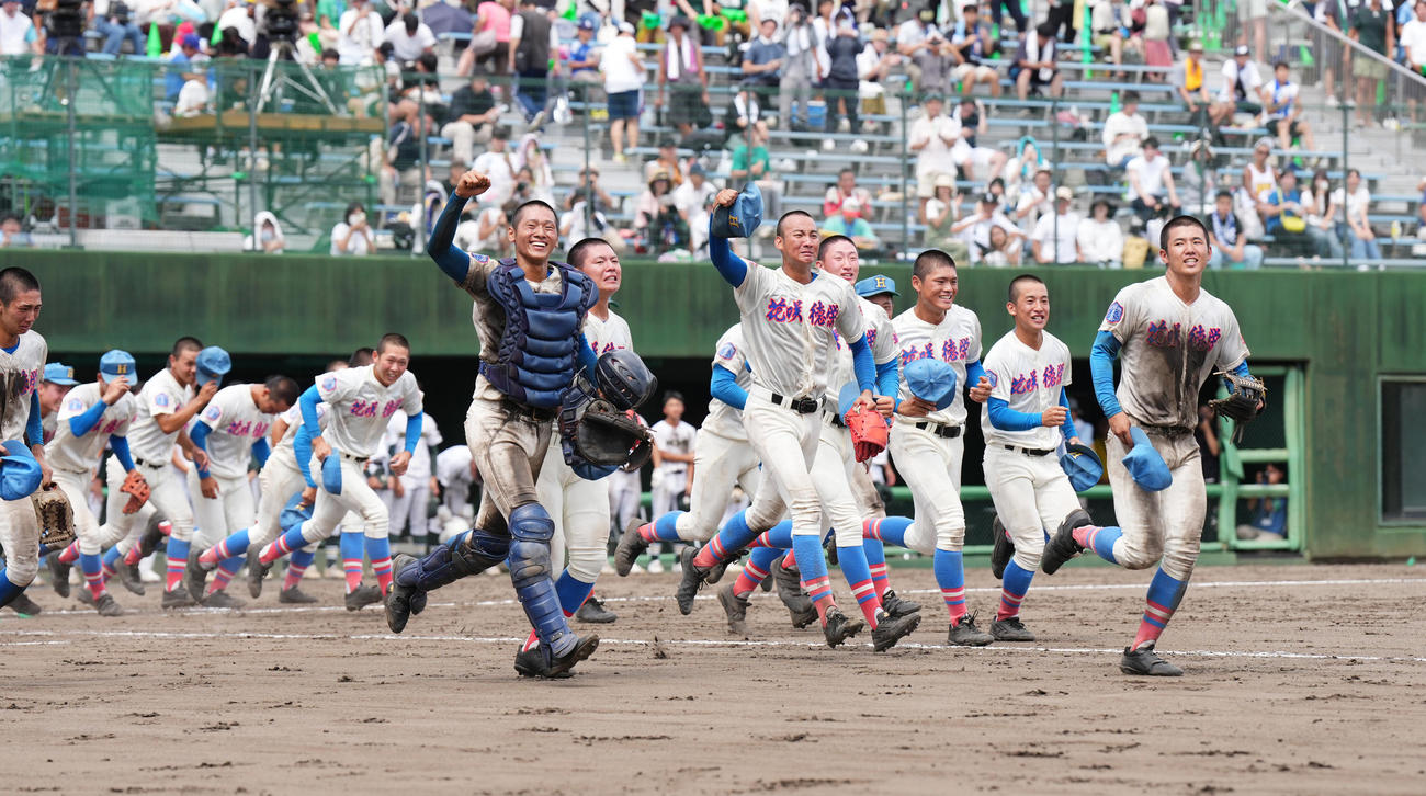 埼玉大会決勝で昌平を破り優勝し、応援席に向かって駆けだす花咲徳栄の選手たち（撮影・菅敏）