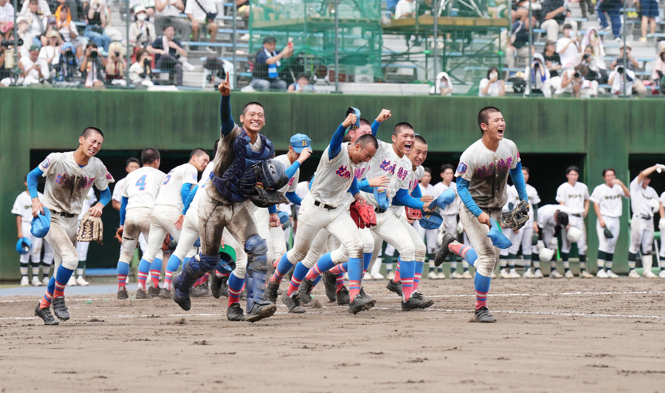 埼玉大会決勝で昌平を破り優勝し、応援席に向かって駆けだす花咲徳栄の選手たち（撮影・菅敏）
