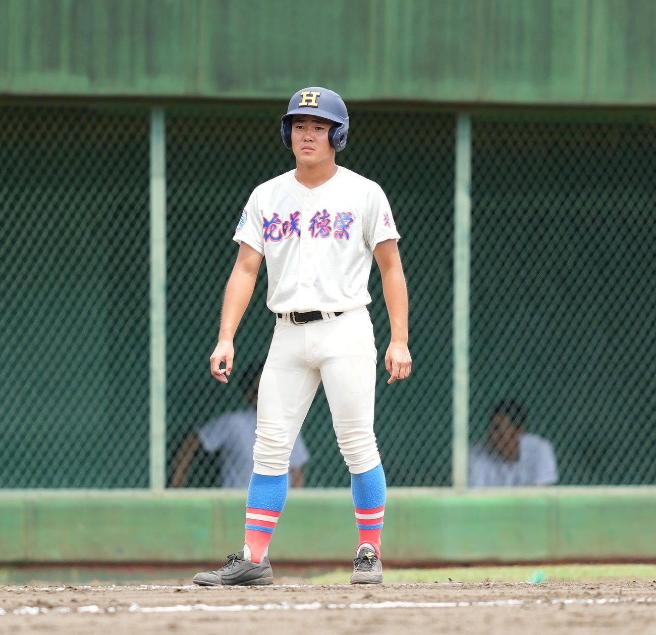 花咲徳栄対昌平　三塁ベースコーチを務める花咲徳栄・岩井福（撮影・菅敏）