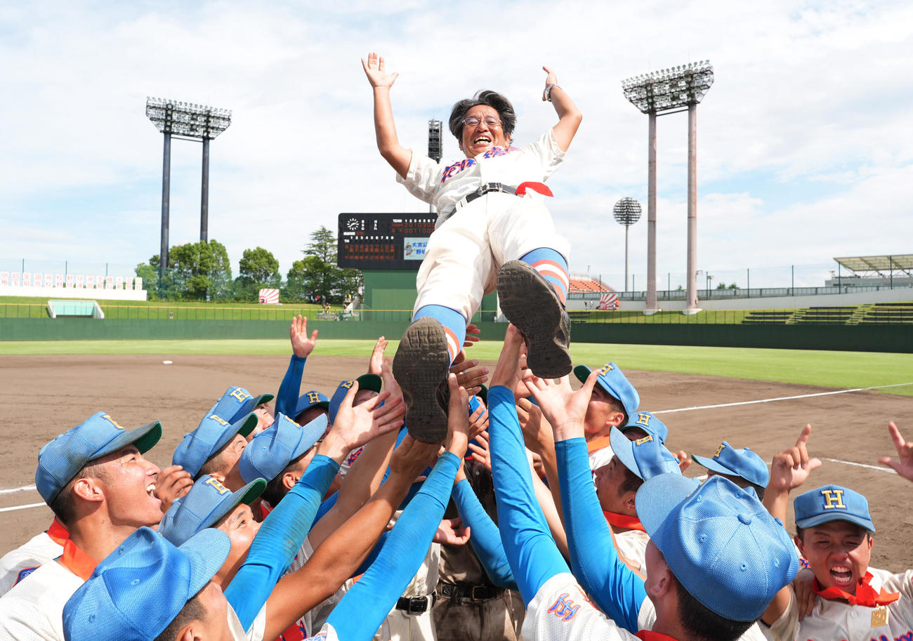 優勝し、胴上げされる花咲徳栄・岩井隆監督（撮影・菅敏）