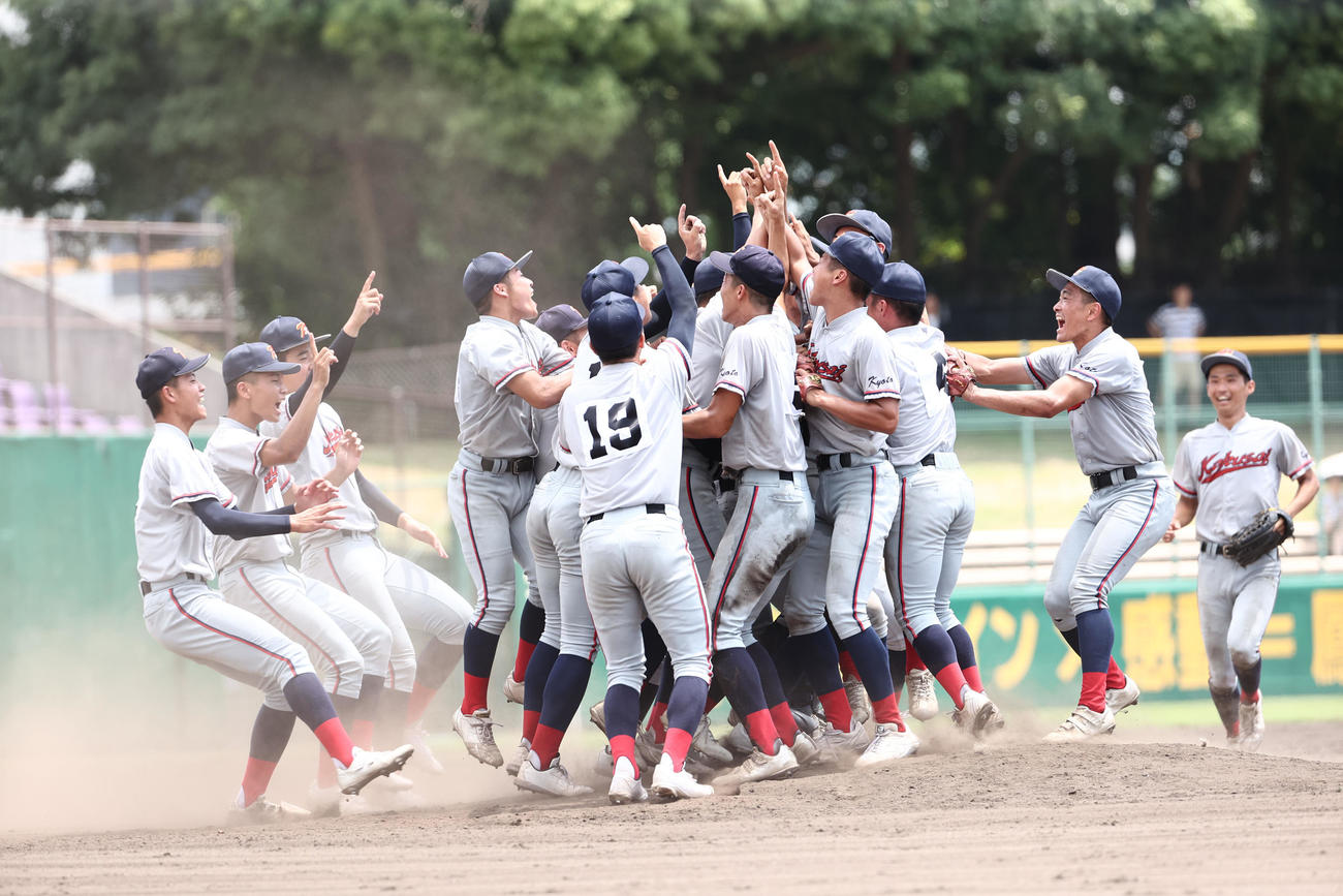 【京都】京都国際対京都外大西　優勝した京都国際ナインは歓喜の和を作る（撮影・西尾就之）