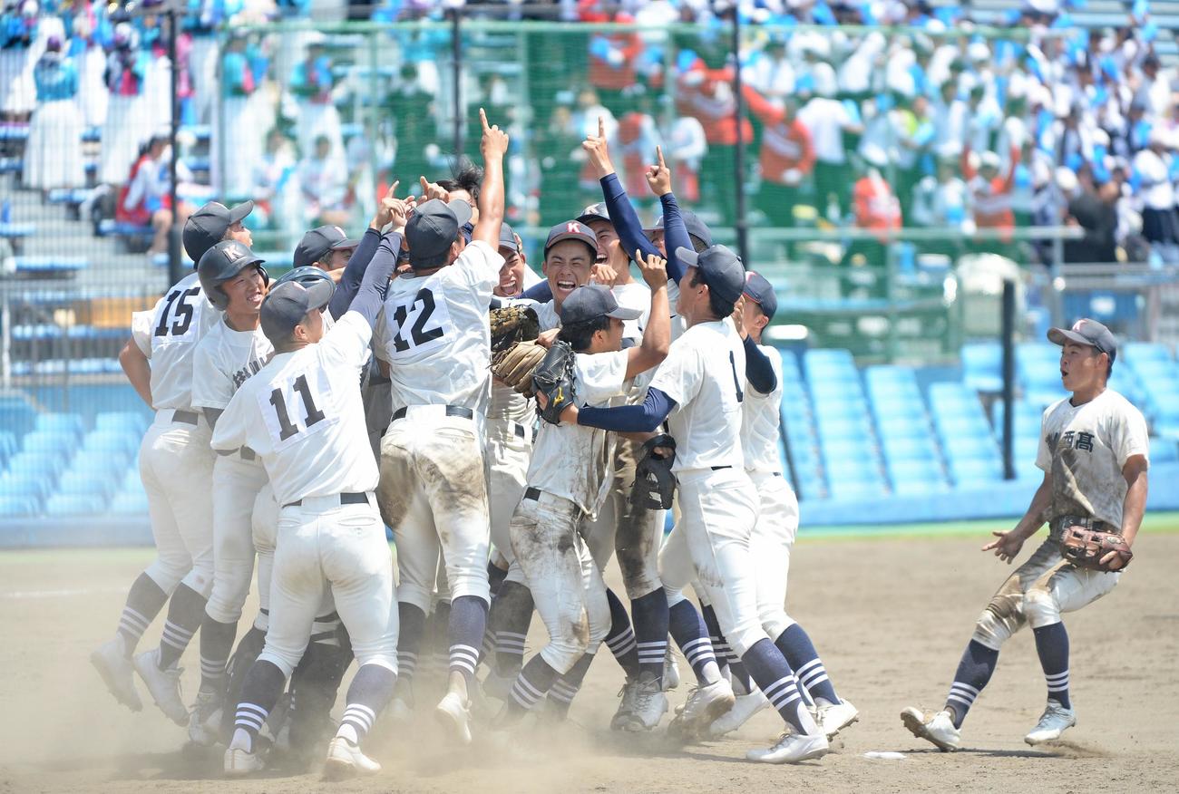 掛川西対聖隷クリストファー　26年ぶりの優勝を決め、歓喜する掛川西ナイン