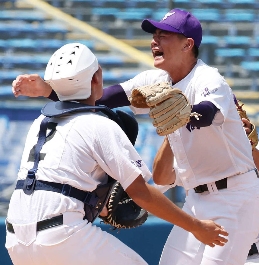関東第一対帝京　優勝し歓喜する関東第一・坂井（右）ら選手たち（撮影・宮地輝）