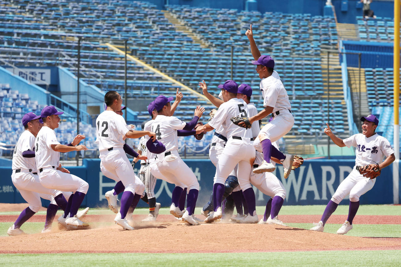 関東第一対帝京　優勝し歓喜する関東第一ナイン（撮影・宮地輝）