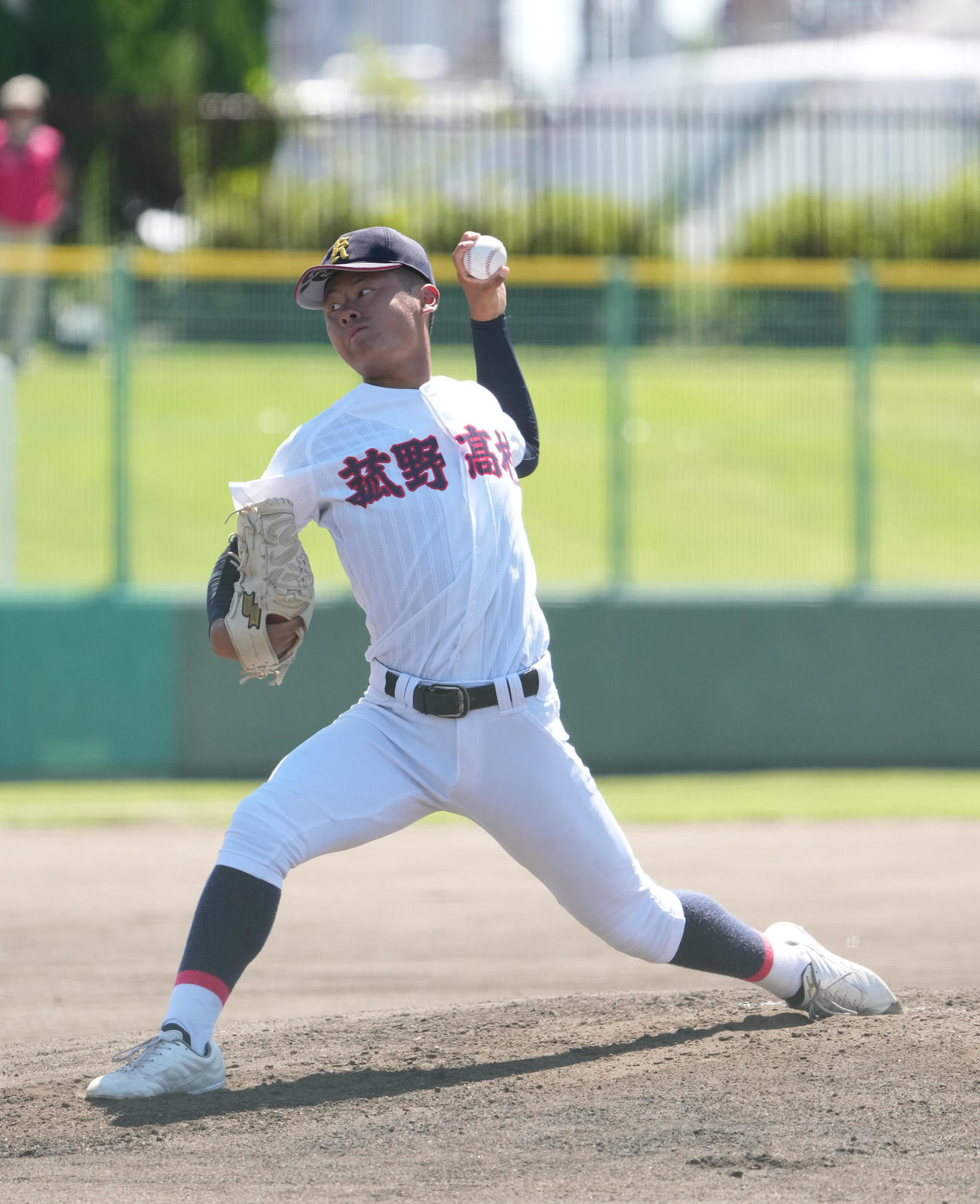 鈴鹿対菰野　1回表、登板する菰野先発の栄田人逢（撮影・森本幸一）