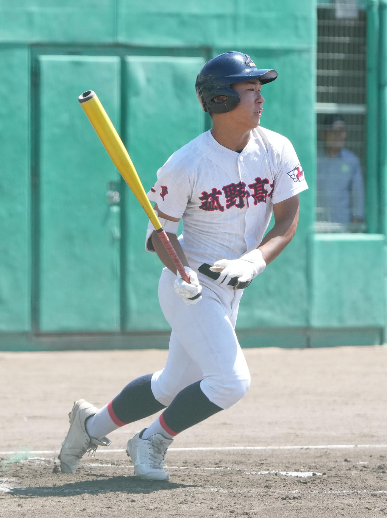 鈴鹿対菰野　1回裏菰野1死三塁、一塁強襲適時内野安打を放つ加瀬大雅（撮影・森本幸一）