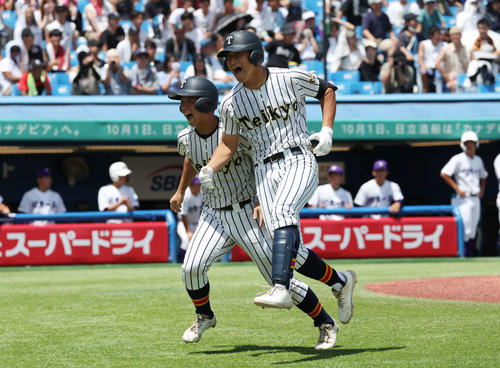 関東第一対帝京　3回裏帝京2死一、二塁、左越え3点本塁打を放ち喜ぶ富浜（手前）（撮影・宮地輝）