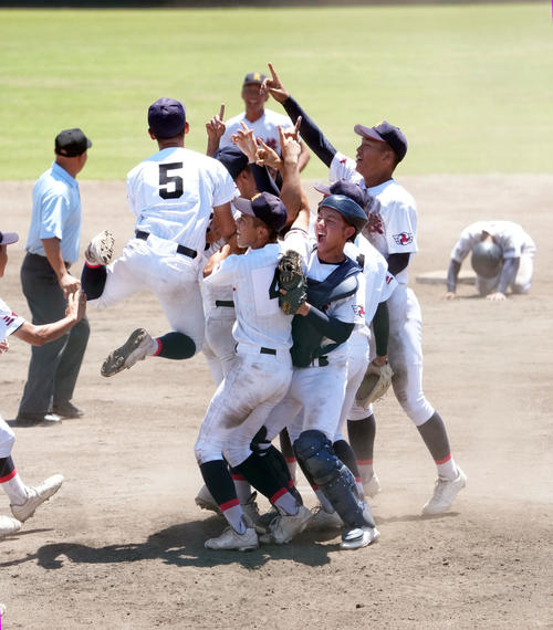 鈴鹿対菰野　優勝し喜ぶ菰野ナイン（撮影・森本幸一）