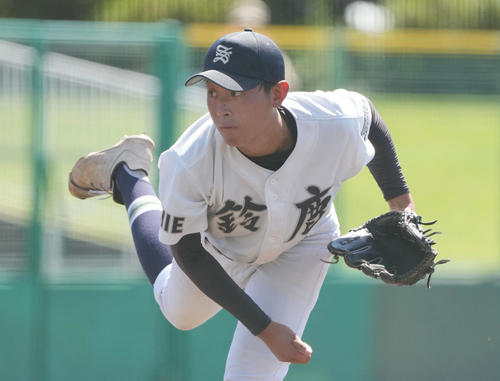 鈴鹿対菰野　1回裏、登板する鈴鹿先発の高山航太朗（撮影・森本幸一）