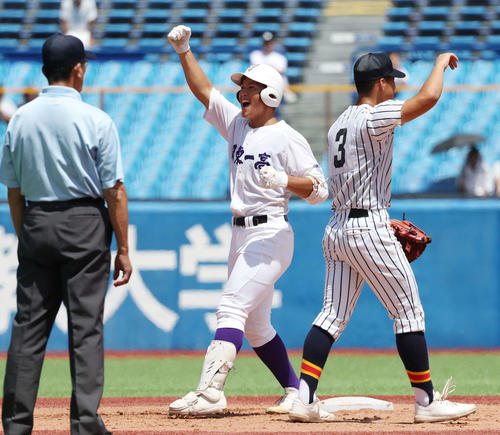 関東第一対帝京　3回表関東第一1死二、三塁、2点適時二塁打を放ちガッツポーズする高橋（撮影・宮地輝）
