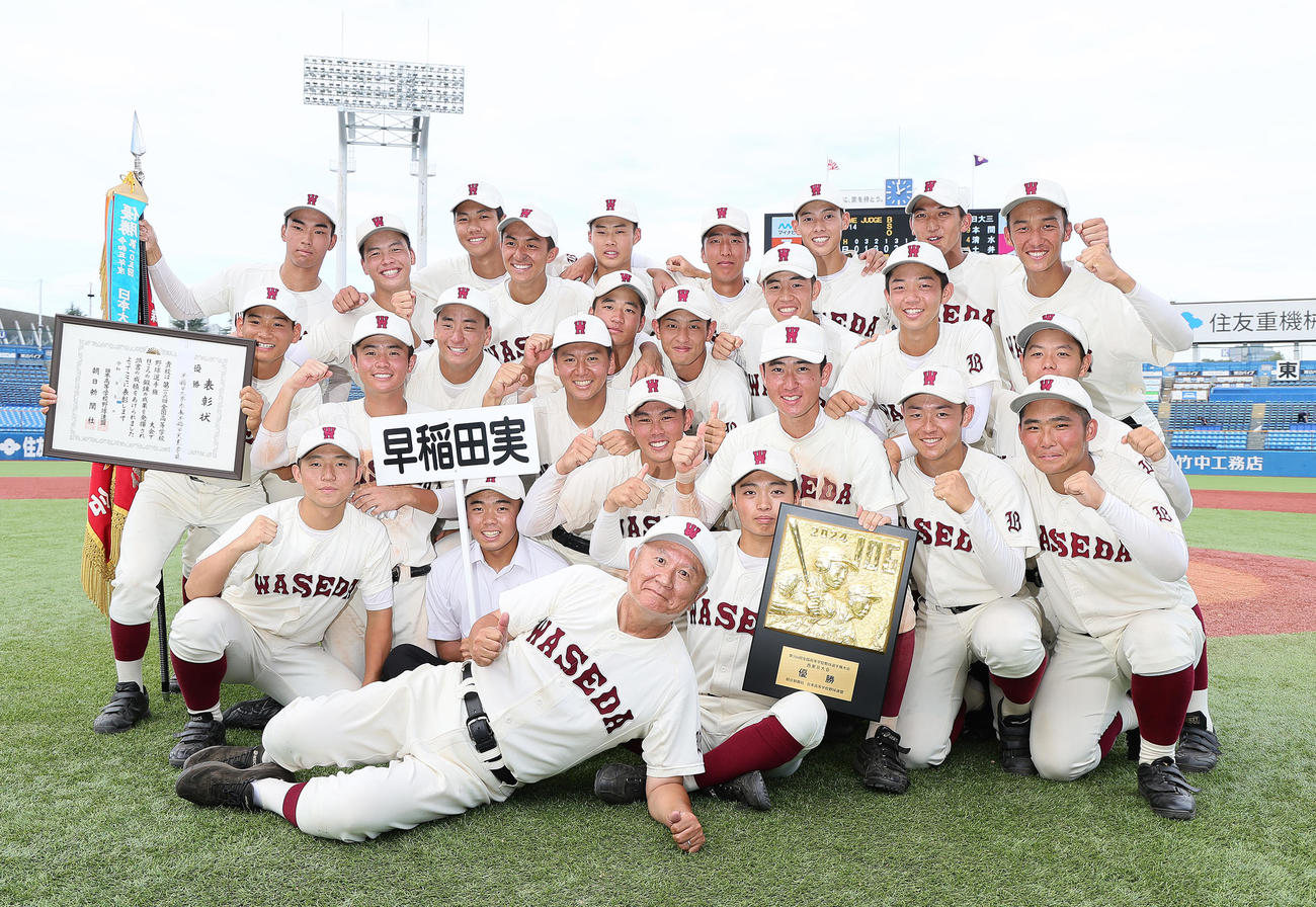 日大三対早実　優勝し、記念撮影に笑顔を見せる早実の選手ら。手前は和泉監督（撮影・足立雅史）
