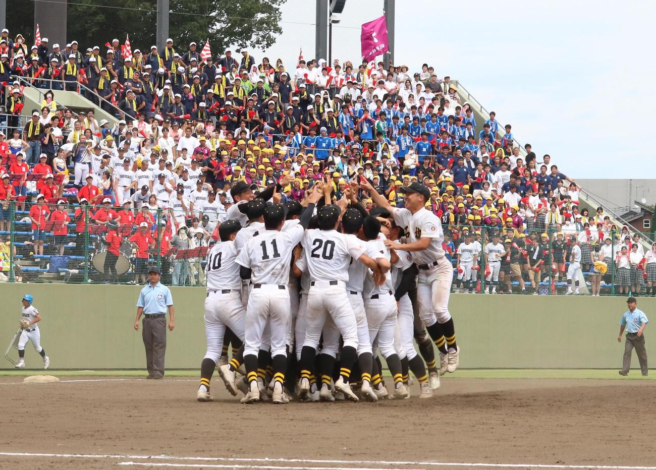 国学院栃木対石橋　優勝を決め喜ぶ石橋ナイン（撮影・深田雄智）
