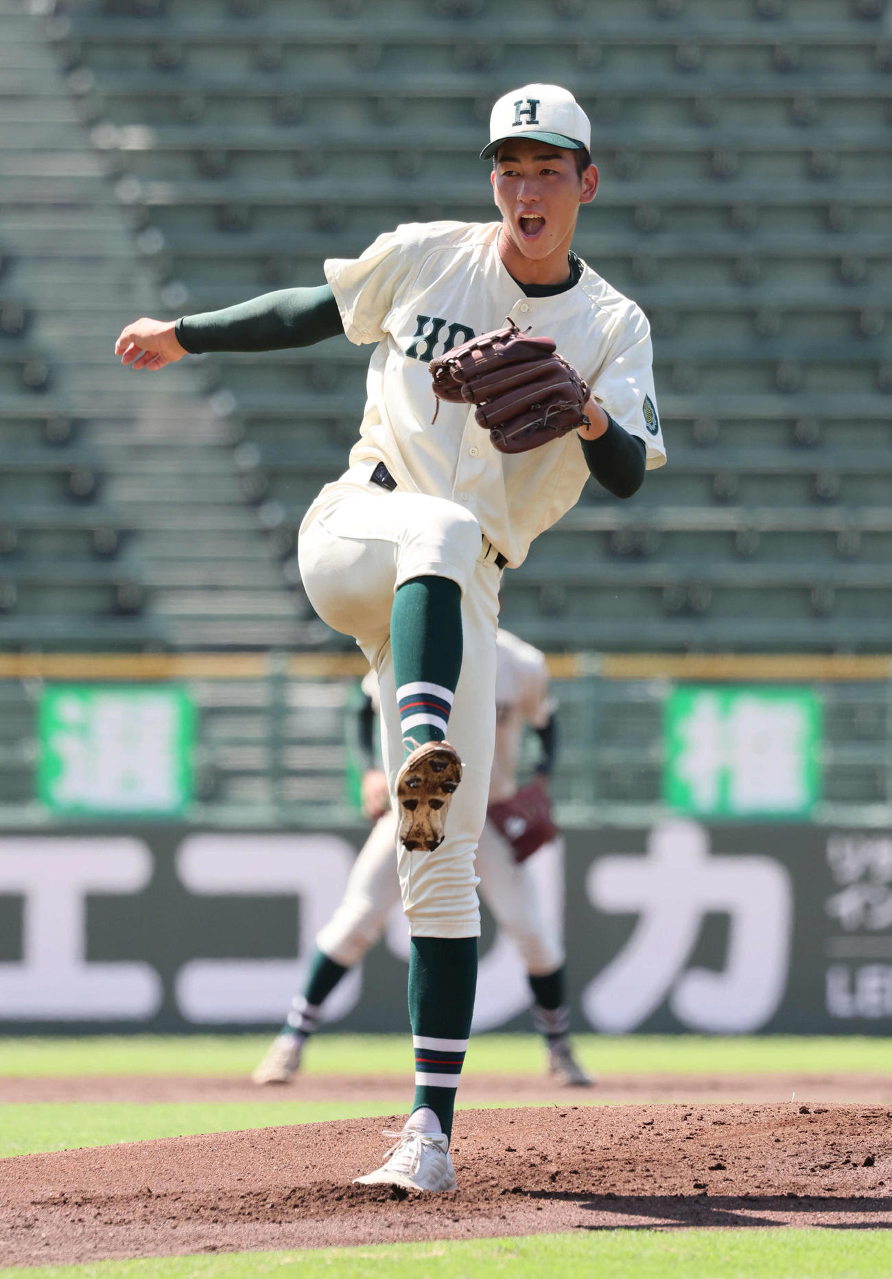 明石商対報徳学園　完封勝利を挙げた報徳学園先発の今朝丸（撮影・宮崎幸一）