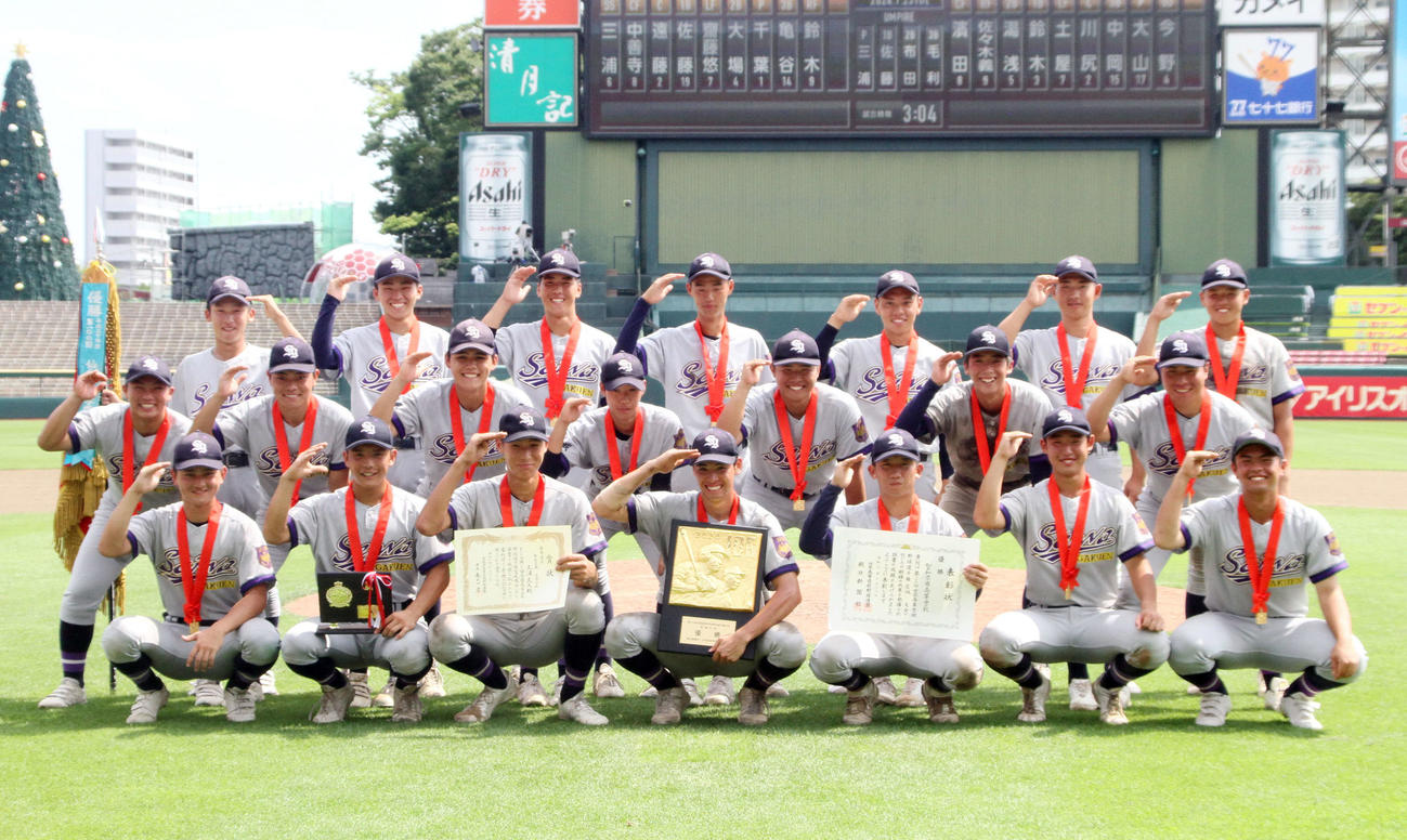 甲子園初出場を決め、笑顔で記念撮影する聖和学園ナイン（撮影・木村有優）