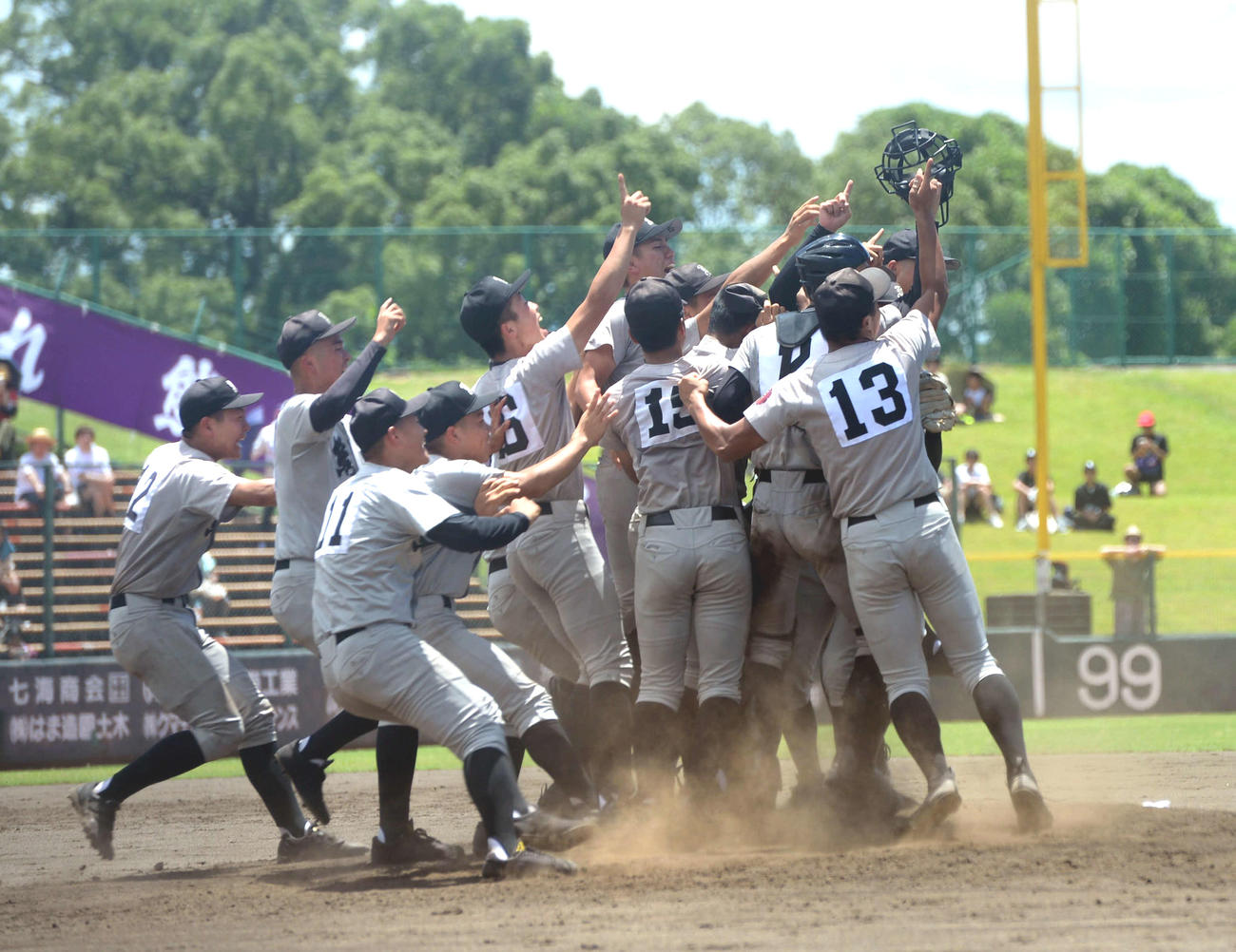 熊本工対熊本国府　優勝を決めて歓喜する熊本工ナイン（撮影・佐藤究）