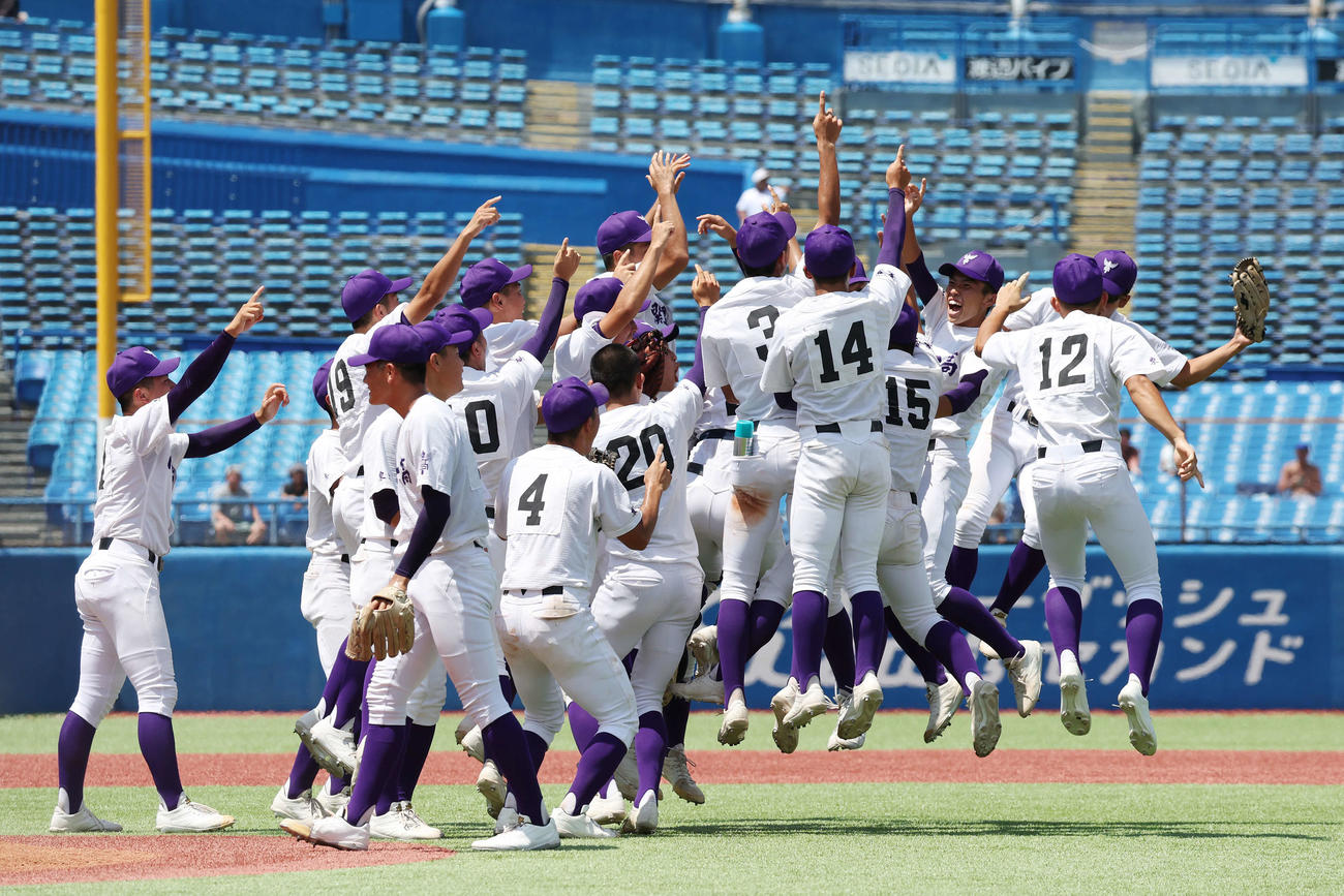 関東第一対帝京　優勝し歓喜する関東第一ナイン（撮影・宮地輝）