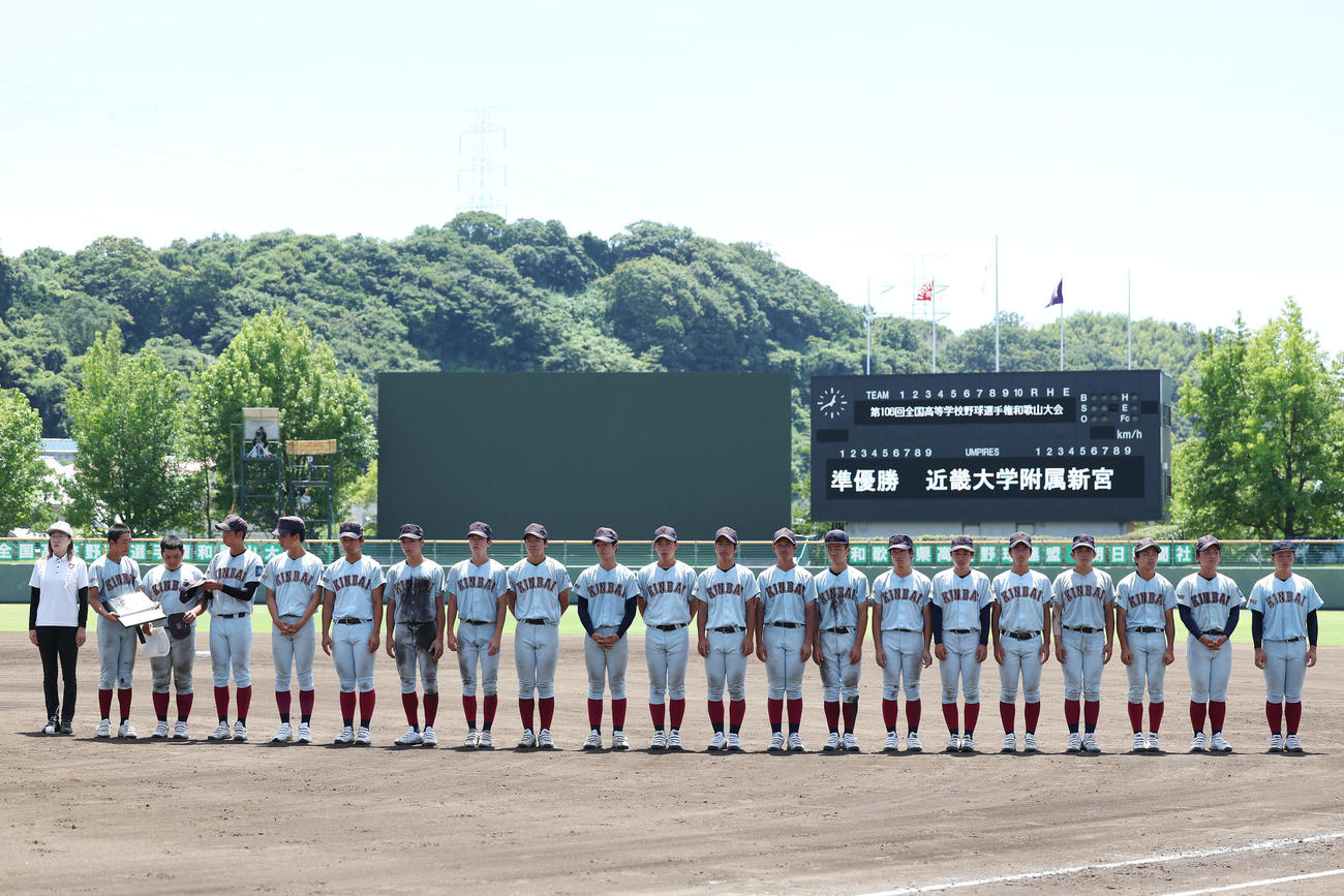 智弁和歌山対近大新宮　閉会式で整列する準優勝の近大新宮の選手たち（撮影・前田充）